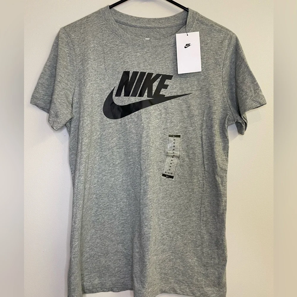Women’s The Nike Tee sz medium